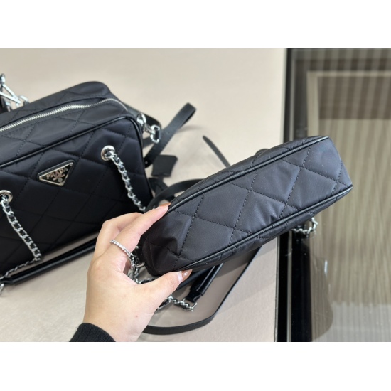 2023.11.06 205 195 195 size: 26.20cm 22.17cm 21.16cm prada camera bag! Prada is big and convenient! It is indeed a practical and durable model, I really like its layout!
