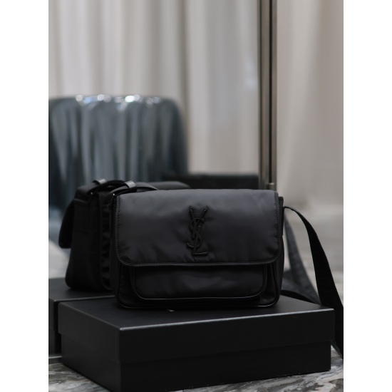 20231128 Batch: 580 Niki_ Nylon style men's and women's salt college style single shoulder crossbody bag with lightweight nylon fabric. The overall low-key luxury and versatile commuting bag shape is casual and can be salted. The black logo design is more
