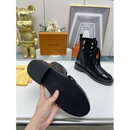 On November 17, 2024, LV Louis Vuitton's high-end product quality was synchronized with the popular model of Louis Vuitton, which had repeatedly run out of stock during purchasing. The shoe upper was hollowed out with carved patterns, shining brightly. Th