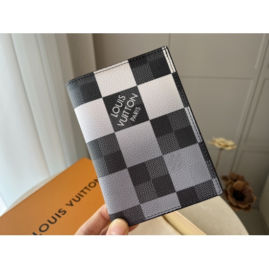 2023.07.11  LV Passport Clip N 410 Black This passport case showcases the dazzling renewal of the Damier Grahite Giant pattern to fans of the Damier pattern. While protecting travel documents, it also features a card slot and cash and ticket pockets, prov