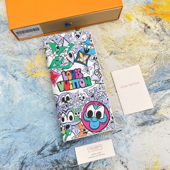 2023.09.27 M82011 This Brazza wallet features coated canvas as the canvas, transforming the flowers and letters of the classic Monogram pattern into cartoon characters, conveying full emotions such as surprise and admiration. Functional design is suitable