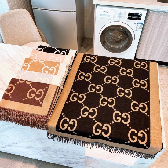 2023.10.05 351:1 Customization! Purchase level! The latest double-sided dual-use scarf, with the GG logo as a representative traditional essence of Gucci, has always been inseparable from the series, presenting extraordinary levels, styles, and designs in