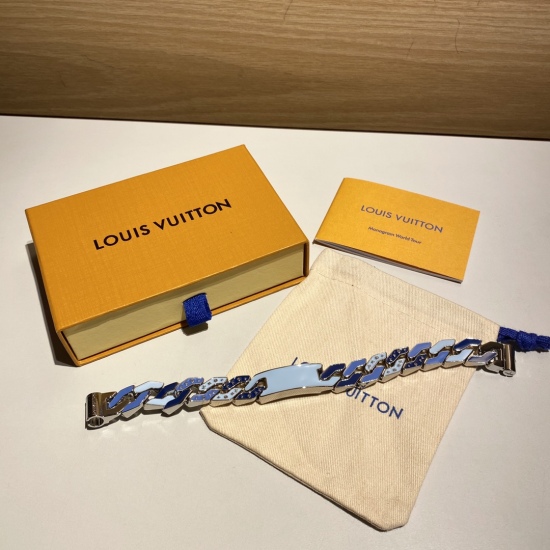 2023.07.11  Gum Blue Enamel Colored Bracelet is available for both men and women, with a refreshing color scheme. The Cuban chain design features metal and enamel shaped L-shaped and V-shaped links that are intricately connected. Additionally, there is an