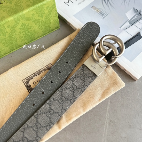 The latest gray canvas leather from Gucci counter paired with gray pig grain leather can be used on both sides. Width 3.8cm rotating double G buckle