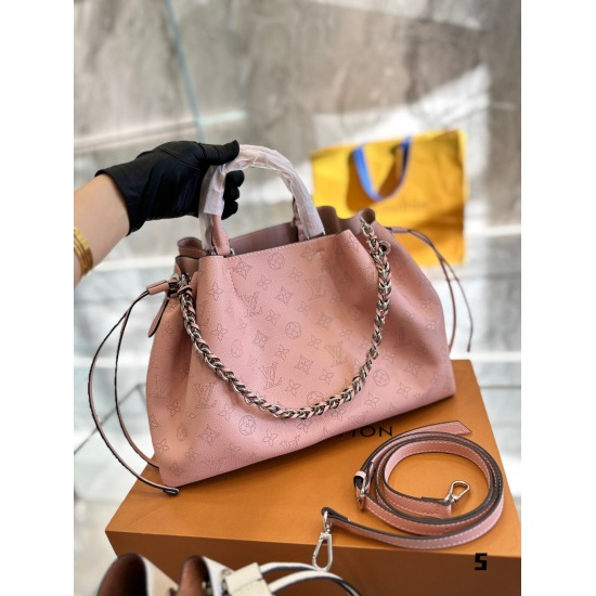 2023.10.1 Lv Pink Cowhide Handheld Shoulder Bag P280 Ladies and gentlemen, today we will share with you a rare style. The size of the Lv Pink Cowhide Hollow Handheld Shoulder Bag is about 30 * 12 * 27cm, and the print on the bag is very special and hollow