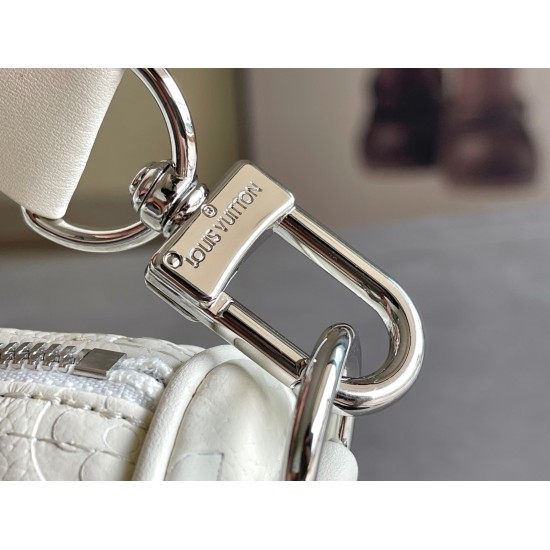 20231125 610 M23163 This Keepall Bandoulire 25 handbag is made of Monogram embossed grain Taurillon leather, creating an urban and versatile design. The leather side straps and leather top handles showcase the iconic elements of the Keepall collection, wh