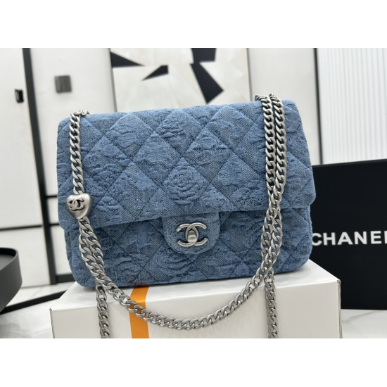 P1110 ✅ AS3921 Cowboy Chanel 23P Camellia Cowboy Love Ball is launching a new love style in this new season. Come and get it! The matte matte texture of the love ball burst into a girl's heart, and the chain is also a homogeneous plain chain, with full ma