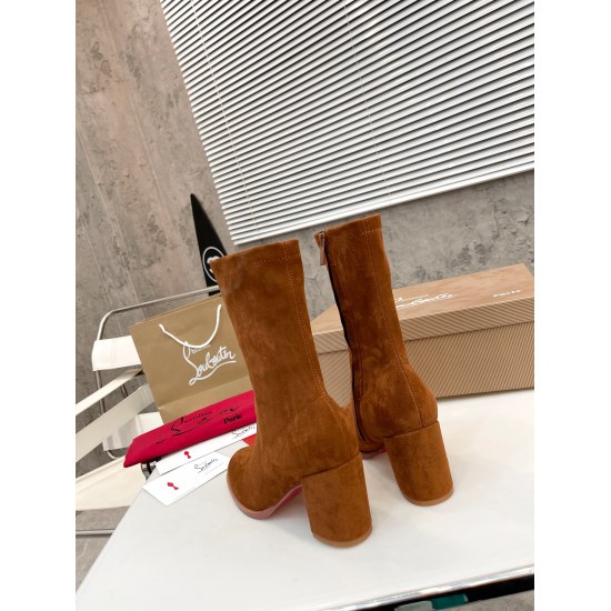 20240403 P285 yuan: Christian Louboutin (CL) will launch a new heavyweight thick heel elastic ankle boot in 2023, which is classic and exquisite, with smooth and delicate lines. Comes with a 70mm square heel. Depending on the occasion, pull it up to the c