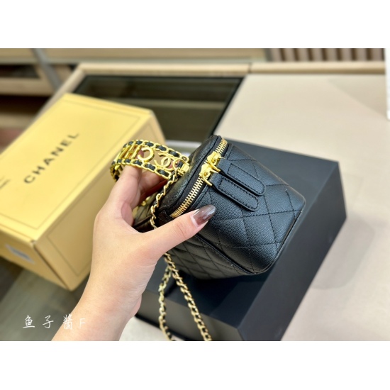 2023.10.13 200 Comes with Folding Box Aircraft Box Upgrade Quality Size: 17.11cm Chanel Handheld Makeup Small Box Out of the Street, Can Repair Makeup When Open, Can Turn Off a Stubborn Shape