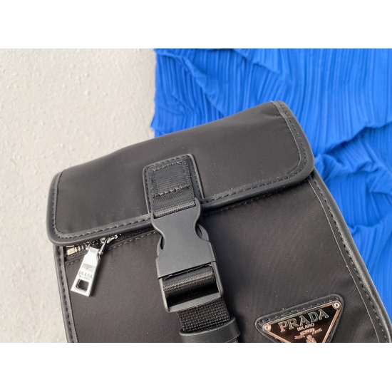 2023.11.06 P145 Prada Men's Canvas One Shoulder Crossbody Bag The Messenger Bag features exquisite inlay craftsmanship, classic and versatile physical photography, original factory fabric, high-end quality delivery, small ticket dust bag 19 x 18 cm.