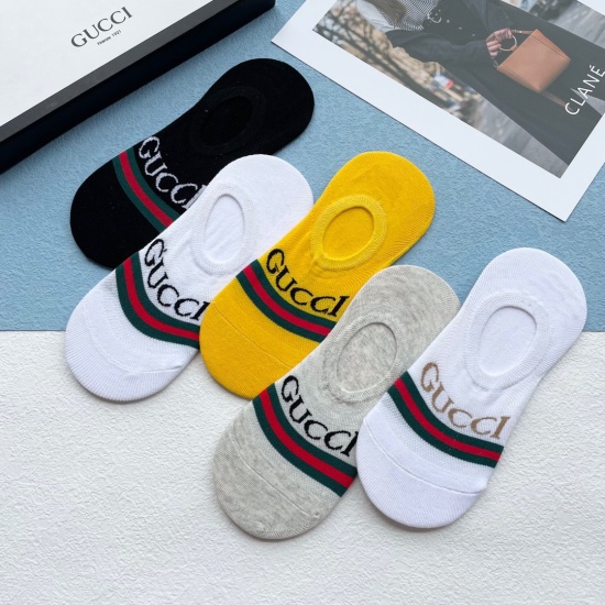 On December 22, 2024, with packaging [one box of five pairs] Gucci Gucci High Edition~It looks explosive! Europe and America's big brand invisible socks are a must-have for trendsetters to buy high-quality socks at the counter. When paired, it looks super