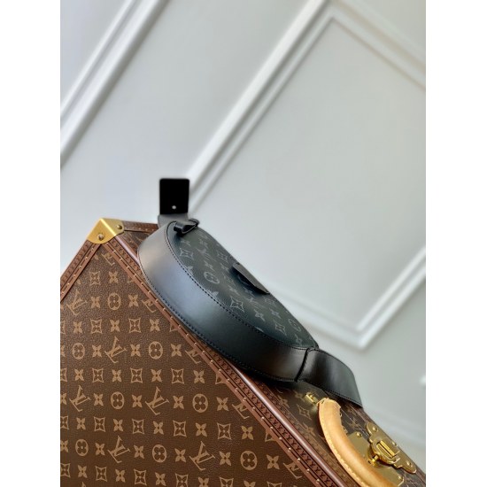 20231125 P540 top-level original order ✨ All steel hardware, this LV Moon Crossbody handbag is made of Monogram Eclipse coated canvas with leather trim and shoulder straps, showcasing a handsome and elegant atmosphere. The crescent shaped silhouette is co