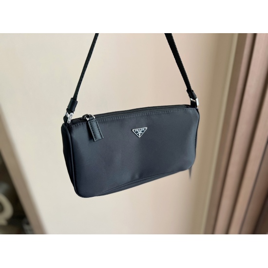 2023.11.06 135 box size: 25 * 13cmprad. In the summer, wearing a suspender to make an underarm bag is super cool, durable, and very popular!