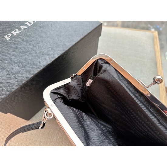2023.11.06 175 box size: 21 * 13cm fashionable and retro Prada nylon material ➕ Iron buckle - retro and understated mini size, but super practical!