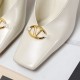 20240403 Maximum Version Valentino ͥ |  The unique V-shaped hardware of the new women's single shoes for spring/summer 2024 creates a sense of luxury, and the new season will live up to expectations! Worth getting started. ★ Imported calf leather, the ori