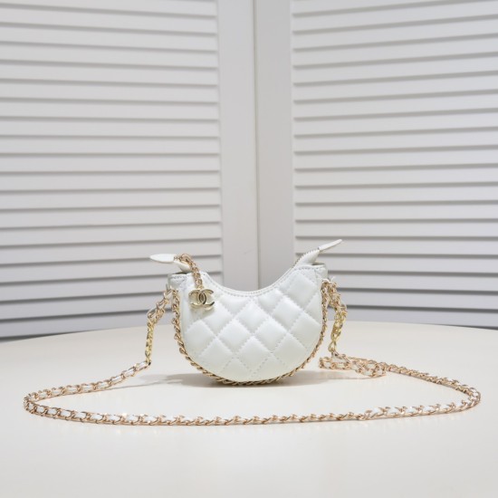 On July 10, 2023.01, the moon bag was a beautiful little junk bag. Mini hardware was light champagne gold and thin chains. The counter sister made it look like a small moon, and immediately it was cute and soft. 23p The first small junk bag was indeed the