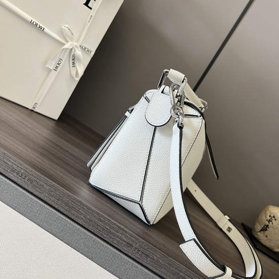 20240325 P900 Small Grain Cow Leather Puzzle Handbag New Color LOEWE's First Debut Handbag * The rectangular shape and precise cutting technology create Puzzle's unique geometric lines * This small version is made of soft grain cowhide leather. The small 