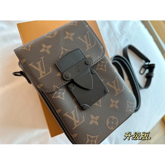 2023.10.1 235 box size: 12 * 19cmL Home 22ss Autumn and Winter New Mobile Phone Bag is amazing! S-lock phone bag with black leather buckle and black leather shoulder strap, simple design but very classic! 
