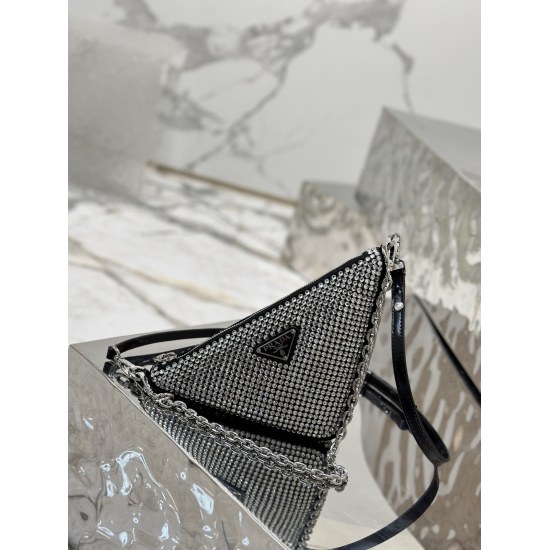 On March 12, 2024, the original 760 special grade 880 triangular diamond bag features a full body imitation crystal decoration. Through in-depth exploration of the triangle, it inspires new geometric forms and reinterprets Prada's long-standing password. 