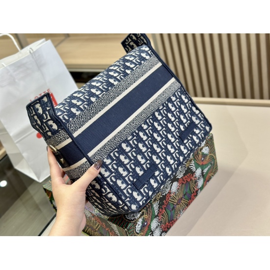 On October 7, 2023, 370 comes with a foldable box (high order version) size: 29 * 28cm Dior Camp large postman is really beautiful! Self weight is very light! Super good-looking! Both men and women! Search for Dior messenger packages
