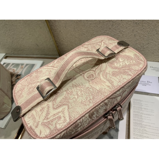 20231126 660 [Dior] The latest embroidered makeup bag, at first glance, falls into a trap. The round body is too pleasing, and the latest embroidery design pattern is both retro and fashionable. With exquisite embroidery technology, it perfectly presents 