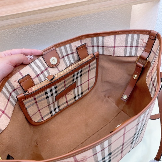 2023.11.17 P190 Burberry Burberry Tote Bag Horseferry Plaid Canvas Panel Calf Leather is a must-have for autumn and winter. The upper body is really beautiful, classic and elegant. Daily travel capacity is large. Size 29 30