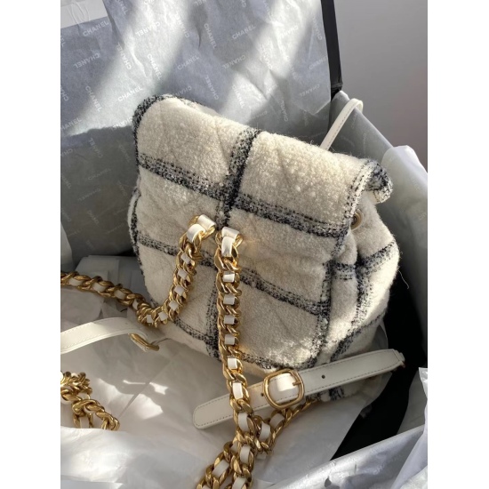 P1050 ✅ The Chanel 22K duma woolen backpack collides with the classic tweed and duma, making it a godly combination. It is said that the production of this backpack is very low ❗ Buying a hand is really delicious. My wife is so beautiful. I can't take my 