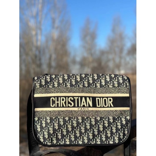 On October 7, 2023, 200baby comes with the same original CD embroidery, knitted Dior embroidery, knitted canvas messenger bag, retro original antique metal accessories, embroidered edge sealing method can be shoulder back or cross body. The 19SS DIOR Obli
