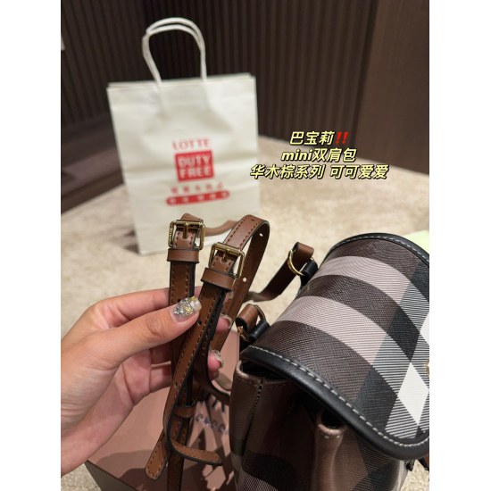 2023.11.17 P215 box matching ⚠️ Size 16.18 Burberry Mini Backpack Huamu Brown Series. This size is cute and practical, and classic stripes are not too outdated. Paired with clothes, it is also very versatile