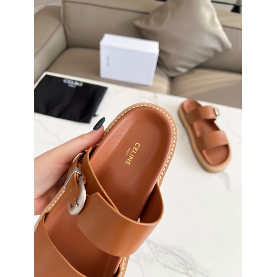 20240403 CELINE PARIS 2024 Slippers! This season's Celine has made me love it again. There are too many beautiful shoes in this season, and this sandal is really unbeatable and easy to match! The design is paired with metal buckles as embellishments, maki