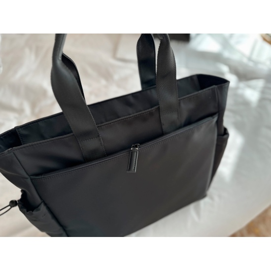2023.11.06 230 no box size: 40 * 35cm prad tote (shopping bag) The leather material is thick and textured, with compartments/stickers/can also be hung on the trunk! Really practical!!