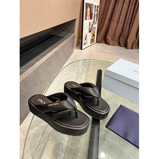 2023.07.07 Prada bread sandals top new 2023 Muller shoes are particularly convenient to wear, full of love ❤️  You don't need to bend down or tie your shoelaces when going out to change shoes. You can wear them in spring, summer, and autumn. This pair of 