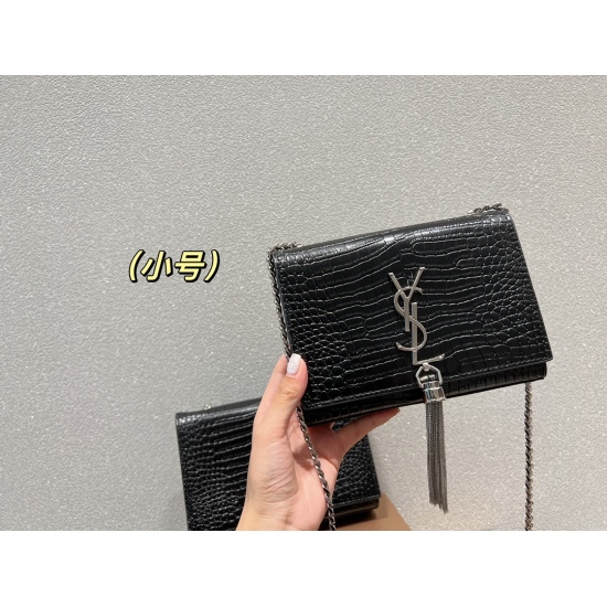 2023.10.18 Large P175 with box ⚠️ Size 22.14 Small P175 with box ⚠️ Size 18.12 Saint Laurent tassel bag (crocodile pattern) is fashionable and energetic, a super sunscreen for daily outings