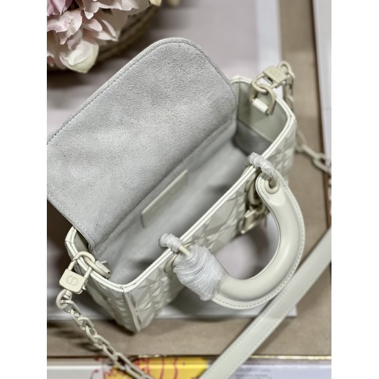 20231126 860 [Dior] The brand new Lady D-Joy mini Tengge diamond press bag, many people should be attracted by this narrow edition Daifei bag. The rhythm of the best-selling model, the bag comes with two shoulder straps, one long and one short, and multip