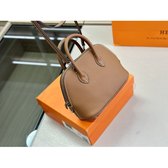 2023.10.29 240 box Herm è s cowhide mini shell bag ✅ Top level original order ✅ Comes with a scarf and pony pendant (color random), sweet and cool. Love it all, classic and versatile. Every trendy and cool girl must have a size of 18.15cm