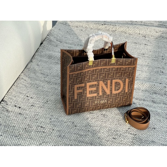 2023.10.26 260 No Box Size: 35 * 30cmF Home Fendi Peekabo Shopping Bag: Classic tote design! But the biggest feature of this one is: portable: crossbody! Advanced, concise and grand!
