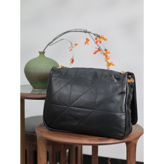20231128 Batch: 1080JAMIE_ The new black sheepskin bag really hits my heart, who knows? Imported Italian sheepskin, the entire bag is designed with a classic retro vintage style, breaking elements and looking very stylish without going out of style. The b