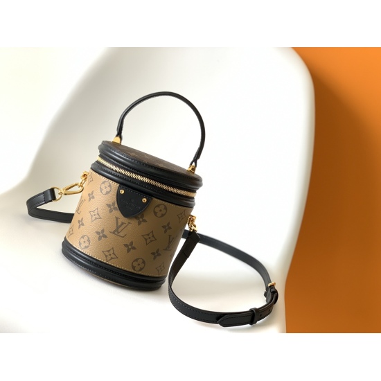 20231125 p540 Top Original Order ✨ The M43986 Yellow Flower VANITY handbag draws inspiration from the long-standing LV Cannes makeup box design and women's art director Nicolas Ghesquire. This semi hard handbag reproduces the classic charm of the past. Th