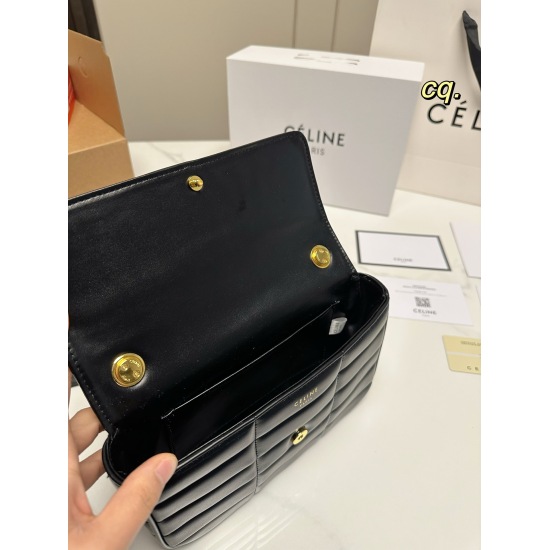 2023.10.30 P210 (Folding Box Aircraft Box) size: 2414CELINE Sailing 2022 Winter Show Chain ⛓️ Underarm bag duty-free shop packaging ⚠️ The new quilting design comes with a three-dimensional feel! Paired with classic and eye-catching metal letter logo, mag