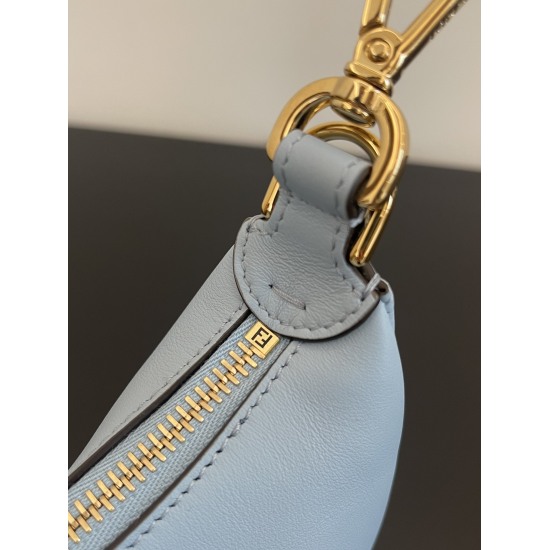 On March 7, 2024, the original 650 special grade 770 mini FEND1praphy underarm bag features a crescent shaped design, adorned with a classic metal logo [FEND1] at the bottom of the bag. The outline of the bag is very close to the body's lines, and when ca