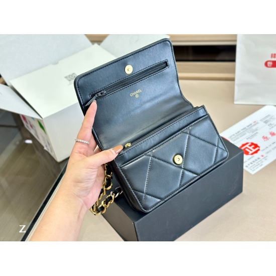 On October 13, 2023, 215 comes with a folding box and an airplane box size of 19 * 12cm. The Chanel Golden Ball Wealth Bag woc quality is very good! The bag has a slot and a hidden bag! Very practical!