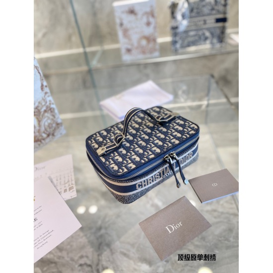 On October 7, 2023, the top-level original order p255DIOR small Dior Presbyopia makeup bag emm The appearance of the R bag still continues the design style commonly used by Dior recently, which is black and old flower pattern. The feeling bag, which bring