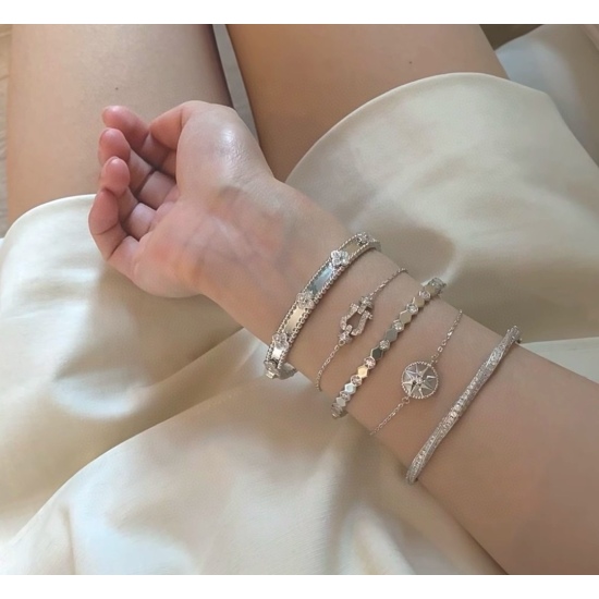 20240410 P125 Van Cleef&Arpels Narrow Edition Flower Bracelet VCA [Love] Kaleidoscope Bracelet High end S925 Material VCA Van Cleef&Arpels Clover Bracelet Gorgeous Design This design can only be fully reflected by big brands. Follow the counter, exquisite