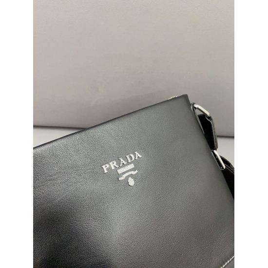 2023.11.06 P200 Prada Napa Cowhide Shoulder Bag for Men's Casual Crossbody Bag features exquisite inlay craftsmanship, classic and versatile physical photography, original factory fabric delivery, small ticket dust bag 25 x 27 cm.