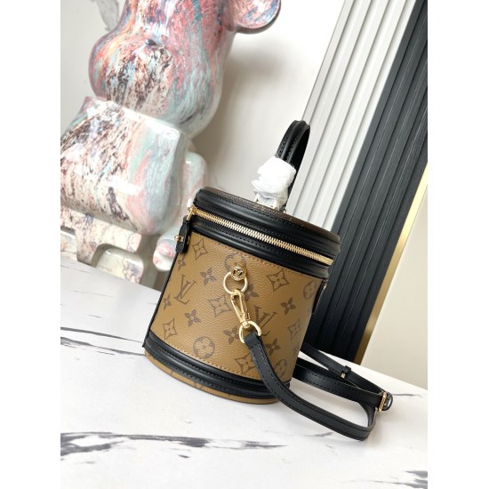 20231125 P600 [Top level external independent home shooting] The M43986 Yellow Flower VANITY handbag draws inspiration from the long-standing LV Cannes makeup box design and women's art director Nicolas Ghesquire. This semi hard handbag reproduces the cla