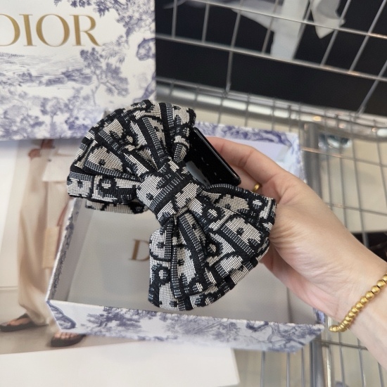 220240401 P55 comes with a Dior classic D-letter clip in the packaging box, making it a popular and versatile fashion item! Simple and practical essential for ladies