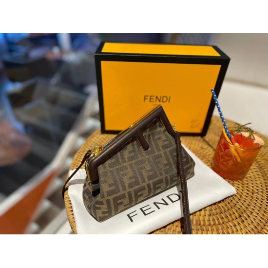 Original leather on October 26, 2023 ♥️ P275 First Bag, an old flower of Fendi, is a good thing for me to look at aesthetically. The first new bag in autumn is absolutely cool and cute. I really like the texture of Kusa holding it behind me!!! Size: 24 18