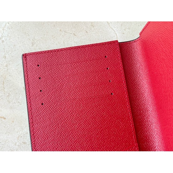 2023.07.11  LV Passport Clip Christmas Silk Screen Series M64 2 Christmas Edition. Silk printing is a must-have accessory for modern travelers, and this coated canvas passport cover combines fashion and practicality. Equipped with four credit card slots a