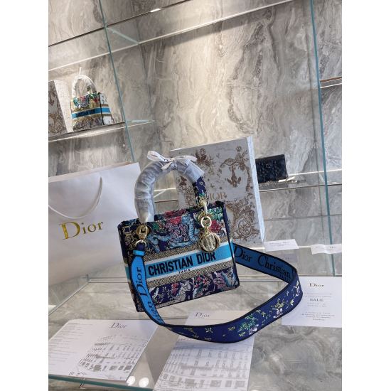 On October 7, 2023, the new season of P360, Dior Princess, is coming. It is really beautiful, using canvas material and exquisite embroidery, complemented by light gold hardware, which exudes a noble and cool feeling. It is exquisite and high-end. I have 