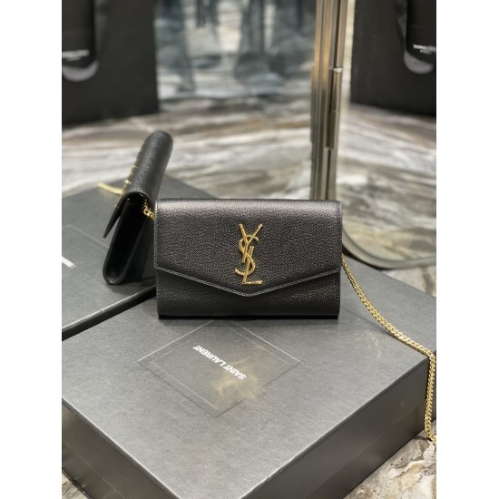20231128 Batch 560_ The most classic iconic metal logo of the mini envelope bag, paired with a detachable chain shoulder strap, can be used as a handbag! This model also comes with a small card bag, which can hold 4/5 cards without any problem! Italian im